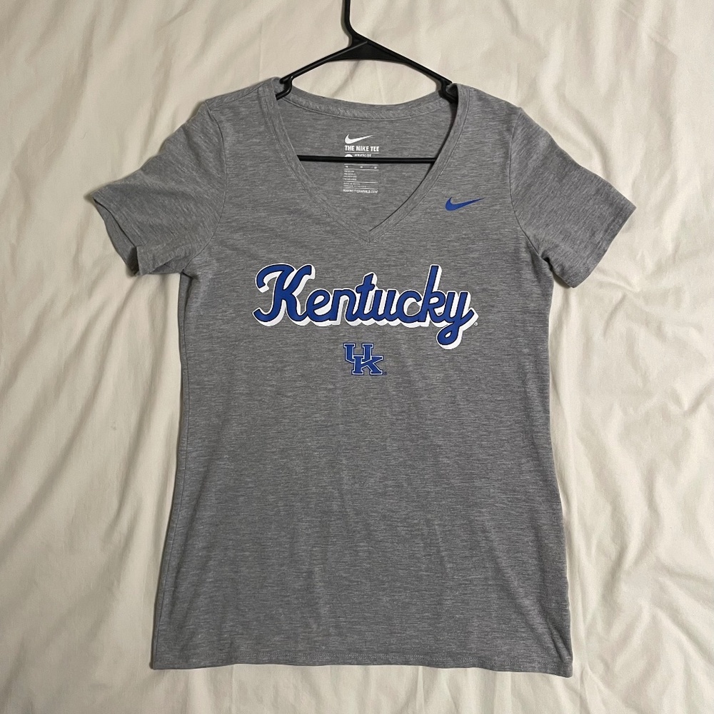 Women's Medium Athletic Cut The Nike Tee University of Kentucky T-Shirt. Gray.